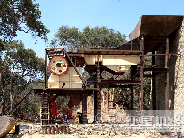 顎式破碎機(jī)現(xiàn)場圖