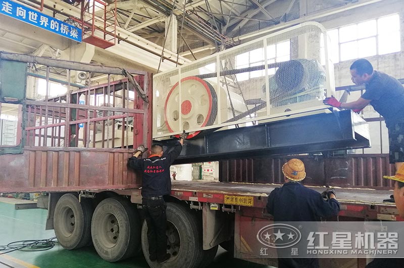 雙輥破碎機(jī)發(fā)貨實拍